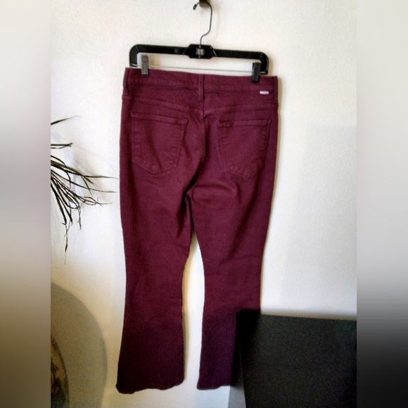 Mother High Waisted Weekender Skimp Flare Jeans in Play Date Burgundy Size 31 - Picture 5 of 12